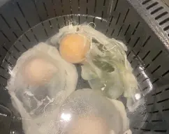 Step <span style="font-weight: normal;">Vierta los huevos en el cestillo , uno al lado del otro , y programe </span>2 min/100ºC/vel 2. <span style="font-weight: normal;">Con la murs a de la espátula , extra iva el cestillo . Con cuidado , Retire con una cuchara los huevos del cestillo y póngalos sobre papel de cocina . </span> illustration