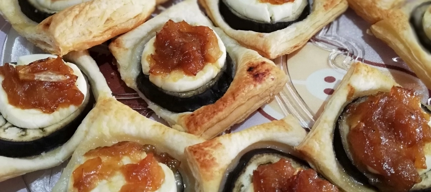 Hojaldre de berenjena y queso de cabra con cebolla caramelizada
