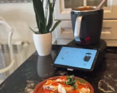 Step <p>Una vez terminada la cocción , Retiramos con cuidado el recipiente varoma, Reservamos el pescado . Y en una graxonera de barro colocaremos en la primera capa todas las patatas , Luego cubrimos con las berengenas , y por último cubriremos con la salsa de tomate y los pimientos . Guardaremos en el vaso unos 100g de la salsa . </p> illustration