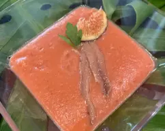 Step <p><span style="font-weight: normal;">Sirvalo muy frío , acompañado de los higos cortados en gajos y los filetes de anchoa . </span></p> illustration