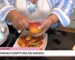 Step <p>Lo primero pelamos y cortamos el mango . </p> illustration