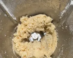 Step <p>Ponemos los trozos de queso en el vaso y rallamos programando 10 segundos a velocidad 8. Retiramos del vaso y reservamos en un bol . </p> illustration