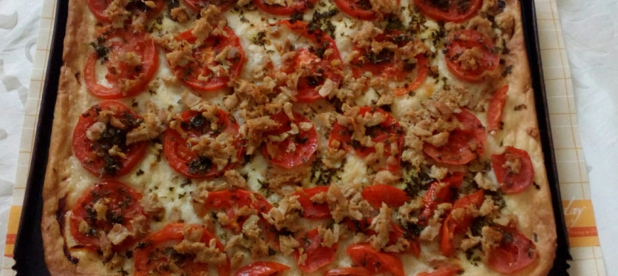 Coca de tomate y atún
