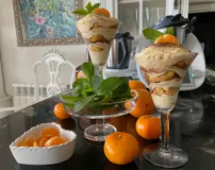 Step <p><span style="font-weight: normal;">Se consevan en el frigorífico , para ello tapa cada recipiente con papel film.</span> </p><p><span style="font-weight: normal;">a la hora de servir espolvorea con cacao en polvo, decora con un gajo de naranja y una hoja de menta o hierbabuena. </span></p><p><span style="font-weight: normal;">¡Deseo que os gusten tanto como a mi!</span></p> illustration