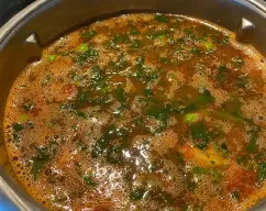 Step <p>Añadimos a 1400g de agua , junto con la sal , la pimienta, los dos sobres de azafrán en polvo , 1 cucharada de pimentón dulce y hervimos durante 15 minutos , temperatura 120°a velocidad 2 . </p><p><br></p><p>Con un colador chino , colamos bien el caldo de pescado y reservamos . </p> illustration