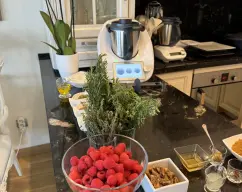 Step <p>Mientras tanto, cortamos un trozo de papel film del tamaño un poco más grande que nuestro solomillo , lo estiramos , espolvoreamos de las hierbas secas , y tambien ponemos de las frescas , romero , tomillo , oregano .. colocamos el solomillo , bien salpimentado con sal y pimienta, y luego lo envolvemos bien como si fuera un caramelo . Y lo colocamos en el recipiente varoma . </p><p>Reservamos . </p> illustration