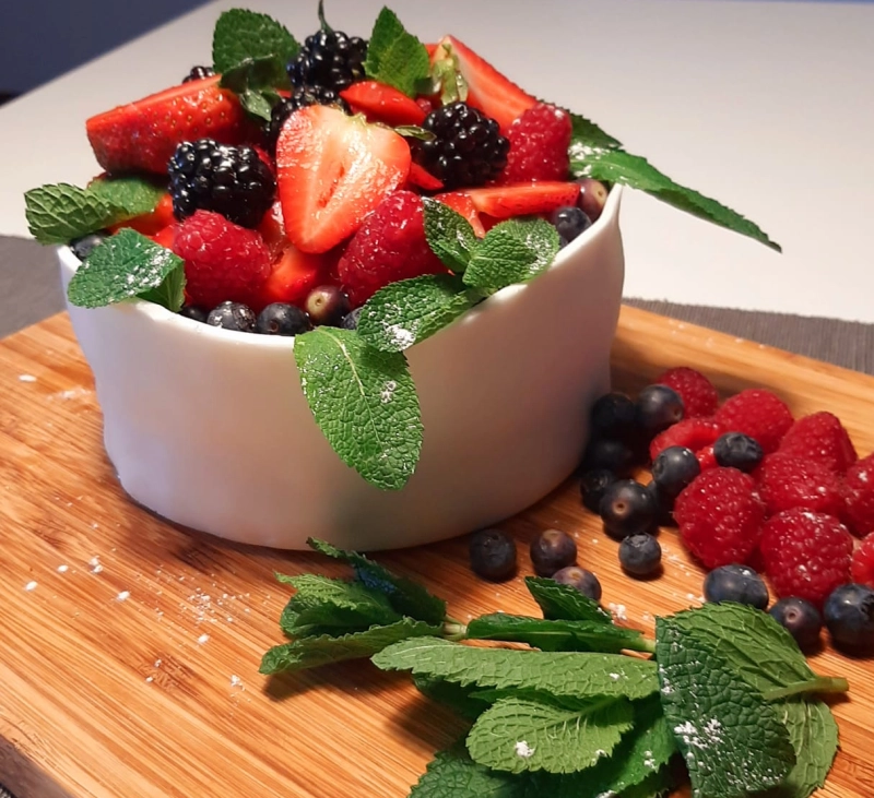 Tarta bol con frutos rojos