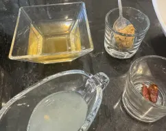 Step <p>Ahora ha llegado el momento de poner en el vaso los demás ingredientes , las frambuesas, los higos secos , el vinagre , el zumo de limón , las guindillas, el jenjibre, y el azúcar moreno . </p><p>Ponemos el recipiente varoma en su posición y programamos 30 minutos / temperatura varoma / giro inverso / velocidad 1. </p><p><br></p> illustration