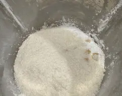 Step <p>Ponemos en el vaso el azúcar glass, las almendras y el coco rallado y trituramos 10 segundos a velocidad 8. </p> illustration