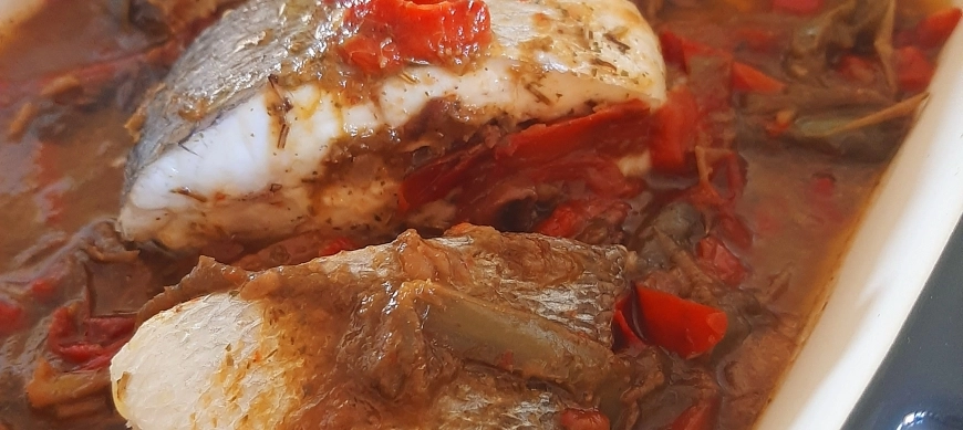 Dorada con guarnición de pimientos
