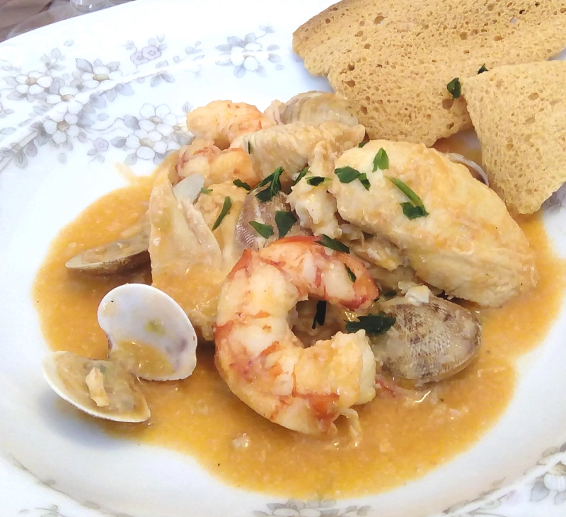 POLLO GUISADO CON LANGOSTINOS Y ALMEJAS