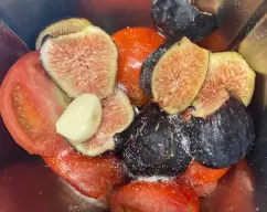 Step <p><span style="font-weight: normal;">Ponga en el vaso los tomates , 4 higos , el ajo y la sal y trocee </span>30 segundos /vel 5 .</p> illustration