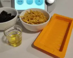 Step <p><span style="font-weight: normal;">Forrar una cajita o molde para turrón con film transparente. Reservar. </span><br></p> illustration