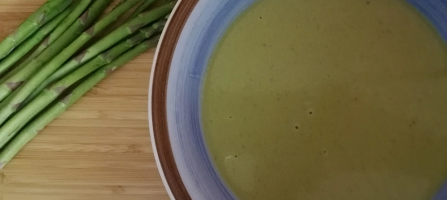 Crema de espárragos verdes y pistachos con Thermomix
