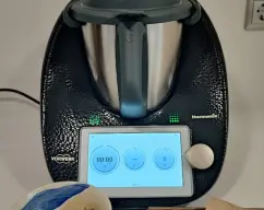 Step <p><span style="font-weight: normal;">Preparar una caja de madera para turrón y forrarla con folio blanco o papel kraft. No puede ser papel vegetal ni film porque no absorben el aceite</span><br></p> illustration