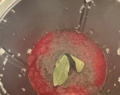 Step <p>Añadimos al vaso la cebolla a cuatro trozos , los ajos y el aceite . Troceamos 5 segundos a velocidad 5 . Y sofreimos 5 minutos a 120ºc velocidad 1 . </p> illustration