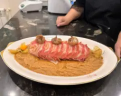 Step <p>Cortamos en rodajas y servimos con la salsa.</p> illustration