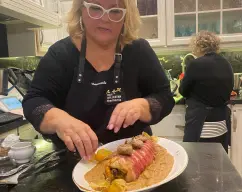 Step <p>Horneamos a 200ºC unos pocos minutos hasta que el beicon se dore. Este paso es opcional, pero a mi me gusta más con el beicon crujiente.</p> illustration