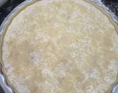 Step <p>Ponga en el vaso los huevos , la nata , la sal y la pimienta negra y mezcle 30segundos velocidad 4 . Reparta la mitad del queso reservado sobre la masa y cubra con la mezcla de huevo y luego encima vuelva a poner el queso restante . </p> illustration