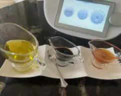 Step Ponga en el vaso todos los ingredientes para la vinagreta , el aceite , el vinagre , la miel y la sal , mezcle 2 minutos /37ºC/Vel 2 y 1/2. illustration