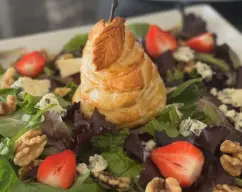 Step <p>Coloque una pera en el centro de cada plato , riegue la ensalada con la vinagreta y Sirva .</p> illustration