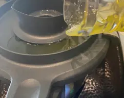 Step <p><span style="font-weight: normal;">Con la espátula , baje los ingredientes hacia el fondo del vaso . Mezcle </span>1 minuto/vel 5 <span style="font-weight: normal;">y con la máquina en marcha , vierta poco el aceite sobre la tapa alrededor del cubilete , hasta que termine de incorporarlo . Vierta el gazpacho en una fuente y reserve en el frigorífico </span></p> illustration