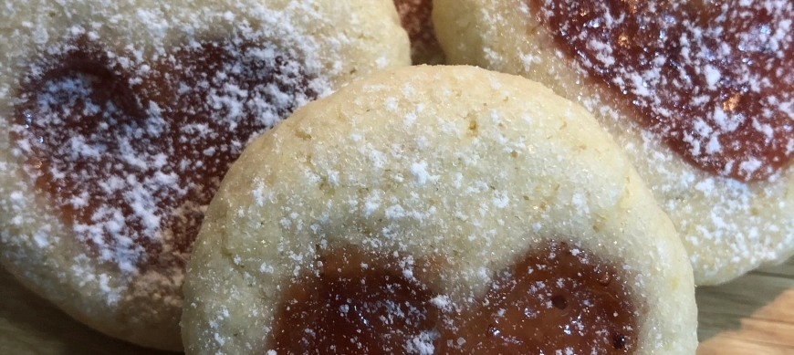 Galletas de mantequilla con corazón de mermelada