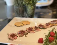 Step <p>Una vez terminada la cocción , retiramos el papel film y las hierbas frescas , y cortamos el solomillo en rodajas super finas , y le ponemos una cucharadita de la salsa encima.</p><p>Y a disfrutar ! </p> illustration