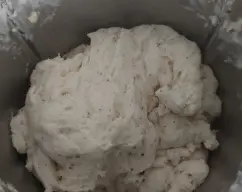 Step <p>Con la espátula baja la masa hacia el fondo del vaso y amasa 1 min.</p><p><br></p><p>Vierte la masa sobre una superficie enharinada y amásala</p> illustration