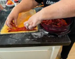 Step <p>Ahora ha llegado el momento de encender el Horno a 180ºC de temperatura . </p><p>Con calor abajo y turbo . </p><p>Y Mientras tanto vamos colocando los pimientos por encima de la masa , Luego una vez todos bien colocados ,añadimos los filetes de Solomillo ,y por último ponemos los albaricoques partidos por la mitad sin el hueso , y les colocaremos encima un trocito de sobrasada en cada mitad . </p> illustration