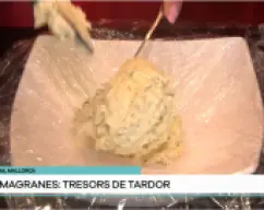 Step <p>Forre el interior de un bol o plato con film transparente y Reserve . </p> illustration