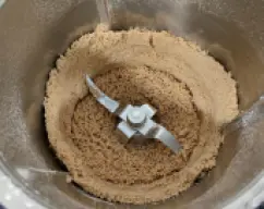 Step <p>Poner en marcha en velocidad 10 sin programar tiempo.<span style="font-weight: normal;"> Aproximadamente serán 25 - 35 segundos vigilando por el bocal. Parar cuando se va despegando de las paredes del vaso.</span><br></p> illustration