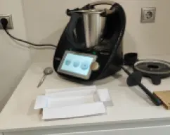 Step <p><span style="font-weight: normal;">Verter la mezcla en la caja forrada reservada y presionar con el dorso de una cuchara. Tapar con papel folio y reservar en sitio fresco y seco hasta el momento de consumir. Es mejor prepararlo con un mínimo de una semana de antelación.</span><br></p> illustration