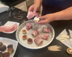 Step <p><span style="font-weight: normal;">Comenzaremos lavando muy bién nuestros higos , y quitando todo lo que no nos gusta , después secamos y reservamos . </span></p><p><span style="font-weight: normal;">Los higos los partimos por la mitad , a continuación les pondremos un trocito de queso encima . </span></p> illustration