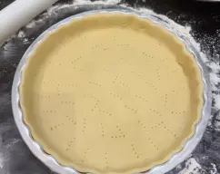 Step <p>Precaliente el horno a 180ºC. Engrase con mantequilla el molde y espolvoreé con harina . Molde de quiché desmontable de 30cm de diámetro . </p> illustration