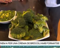 Step <p><span style="font-weight: normal;">Añadimos los 500g de brócoli , el agua , la sal y la pimienta , situamos el recipiente varoma en su posición y le añadimos los 100g de brócoli dentro en ramilletes pequeños , Tapamos el varoma y </span>programamos 25 minutos , 100ºC, vel1 </p><p><span style="font-weight: normal;">Retiramos el varoma y reservamos </span></p> illustration