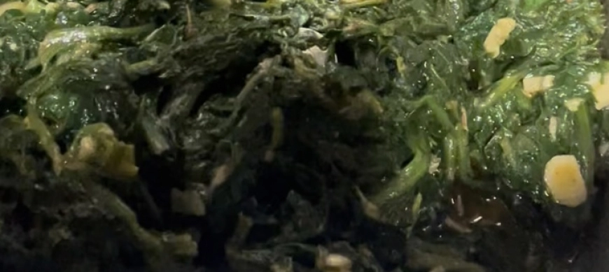 Espinacas reogadas con ajo, estilo casero.