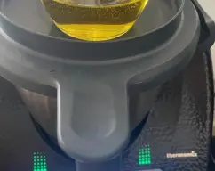 Step <p><span style="font-weight: normal;">Coloque una jarra sobre la tapa del vaso y pese el aceite . Reserve . </span></p> illustration