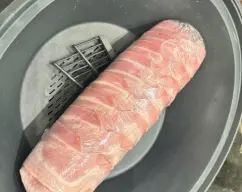 Step <p>A continuación, procedemos a cerrar el rollo, con cuidado para que no se nos salga el relleno con la ayuda del papel film. Cortamos otro papel film igual que el anterior y, envolvemos de nuevo el rollo, apretando muy bien. Con un cuchillo, pinchamos los laterales y lo metemos en el recipiente Varoma. Si queremos preparar dos rollos a la vez, aconsejo poner la mariposa en la base, así el vapor puede fluir por todo el recipiente y la carne se cocerá mucho mejor. Tapamos y reservamos .</p> illustration