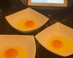 Step <p><span style="font-weight: normal;">Casque tres huevos en boles individuales y resérvelos .</span></p> illustration