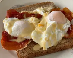 Step <p><span style="font-weight: normal;">Ponga unas lonchas de jamón crujiente sobre cada tostada y Coloque encima el huevo escalfado .Bañe cada tostada con una cucharada de salsa holandesa . Y Sirva inmediatamente . </span></p> illustration