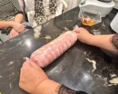 Step <p><span style="font-weight: normal;">Cortamos un nuevo trozo de papel film , un poco más largo que el cilindro que hemos formado y enrollamos nuevamente como si fuese un caramelo. Nos ayudamos con los extremos para que quede bien compacto. </span></p> illustration