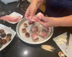 Step <span style="font-weight: normal;">Finalmente envolveremos cada uno en una loncha de tocino de modo que el cierre quede hacia abajo . También podemos ayudarnos cerrando con un palillo .</span> illustration