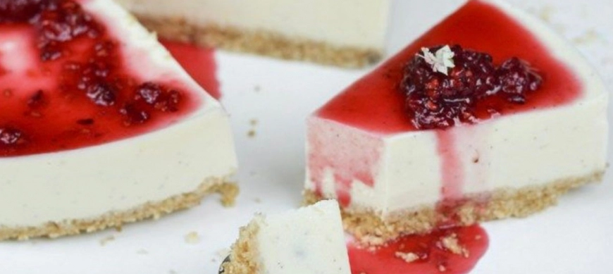 TARTA DE QUESO SIN HORNO CON MERMELADA DE FRESAS Y FRAMBUESAS