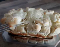 Step <p>Retira el pan del horno sin apagarlo. </p><p>Desmolda el pan, dale la vuelta y espolvorea con el queso rallado restante.</p><p><br></p><p>Hornea 2-3 min más y listo</p> illustration