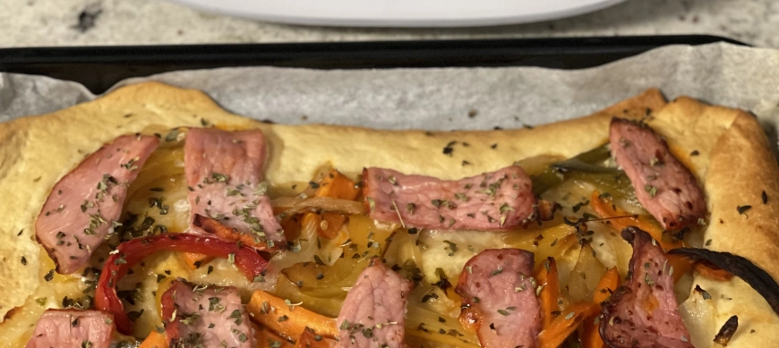 Coca de Verduras y lomo