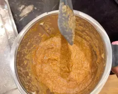 Step <p>Vertemos toda la salsa en una fuente honda y apta para el Horno.Retiramos el film transparente a la carne , y lo colocamos encima de la salsa.</p> illustration