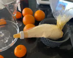 Step <p><span style="font-weight: normal;">En el recipiente de emplatar, yo he elegido copas, ponemos un poco de la crema en el fondo, la cubrimos con bizcocho empapado en el zumo de naranja y vertemos sobre el bizcocho dos cucharaditas de la mezcla de cafe y cointreau. </span><br></p><p><span style="font-weight: normal;">añadimos la crema con la manga pastelera y vamos montando capas hasta rellenar la copa, vaso o recipiente elegido.</span></p><p><span style="font-weight: normal;"><br></span></p> illustration