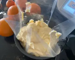 Step <p><span style="font-weight: normal;">Ponga en un vaso los dos cafes fríos y el licor de cointreau, removemos con una cuchara y apartamos. </span></p><p><span style="font-weight: normal;">Remoje brevemente la mitad de los bizcochos de soletilla en el zumo de naranja , lo justo para que se empapen sin romperse. </span></p><p><br></p><p><span style="font-weight: normal;"><br></span><br></p> illustration