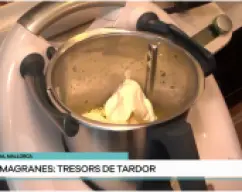 Step <p>Añada los todos los quesos , las hierbas provenzales secas , la sal y la Pimienta y mezcle 10 segundos a velocidad 4 . Vierta la mezcla en el bol preparado . </p> illustration